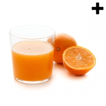Imagen en la que se ve un vaso con zumo de naranja y, a su lado, una naranja entera y otra partida por la mitad delante.