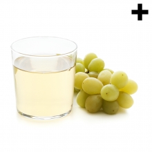 Imagen en la que se ve un vaso con zumo de uva y, a su lado, un racimo de uvas