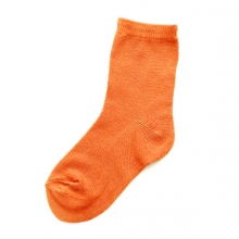 Imegen en la que se ve un calcetín de color naranja