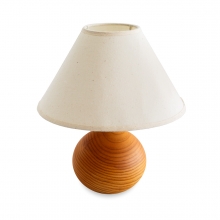 Imagen en la que se ve una lámpara de mesilla
