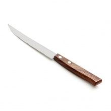 Imagen en la que se ve un cuchillo de sierra con mango de madera en perspectiva diagonal