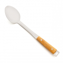 Imagen en la que se ve un cucharón de cocina de metal plateado con mango de madera