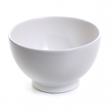 Imagen en la que se ve un bol de cerámica blanca en perspectiva lateral