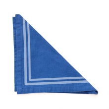 Imagen en la que se ve una servilleta de tela de color azul