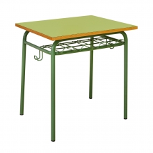 Imagen en la que aparece una mesa de colegio