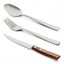 Imagen en la que se ven tres cubiertos: una cuchara, un tenedor y un cuchillo