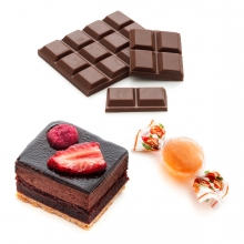 Imagen en la que se ven tres dulces: un pastel, un caramelo y una tableta de chocolate
