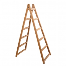 Imagen en la que se ve una escalera de madera
