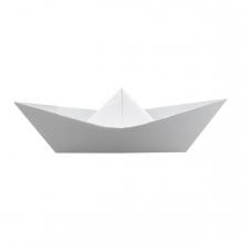 Imagen en la que se ve un barco de papel