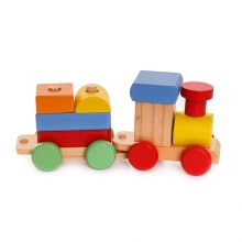 Imagen en la que se ve un tren de juguete compuesto por bloques de madera