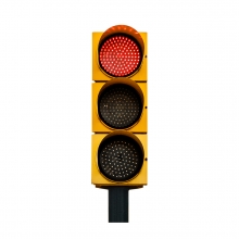 Imagen en la que se ve un semáforo con la luz roja iluminada