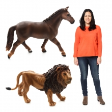 Imagen en la que se ven tres mamíferos: una mujer, un león y un caballo