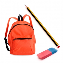 Imagen en la que se ve una mochila de colegio, un lápiz y una goma de borrar