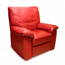 Imagen en la que se ve un sillón rojo