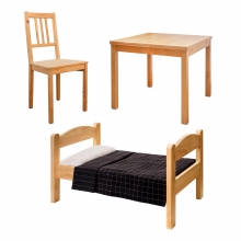Imagen en la que se ven tres muebles: una cama, una mesa y una silla