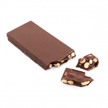 Imagen en la que se ve una tableta de turrón de chocolate