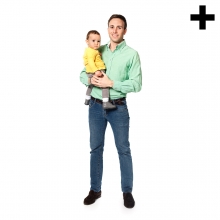 Imagen en la que se ve un padre sosteniendo a su hijo en brazos de cuerpo entero