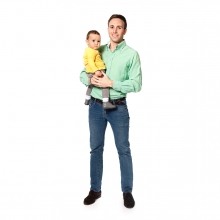Imagen en la que se ve un padre sosteniendo a su hijo en brazos