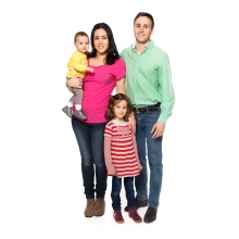 Imagen en la que se ve una familia compuesta por madre, padre, una hija y un hijo
