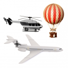 Imagen en la que se ven tres transportes aéreos: un helicóptero, un avión y un globo