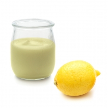 Imagen en la que se ve un yogur de limón