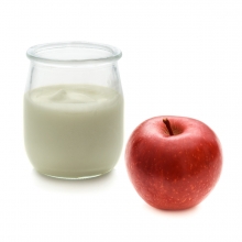 Imagen en la que se ve un yogur de manzana