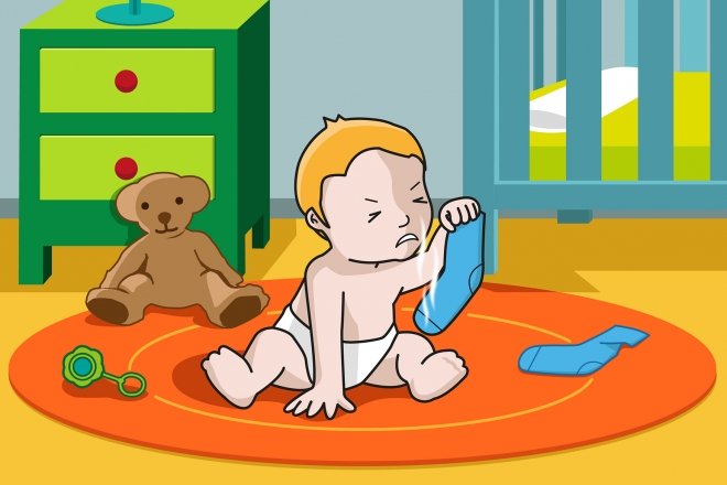 En la escena, se observa al bebé oliendo un calcetín sentado en la alfombra de su cuarto.