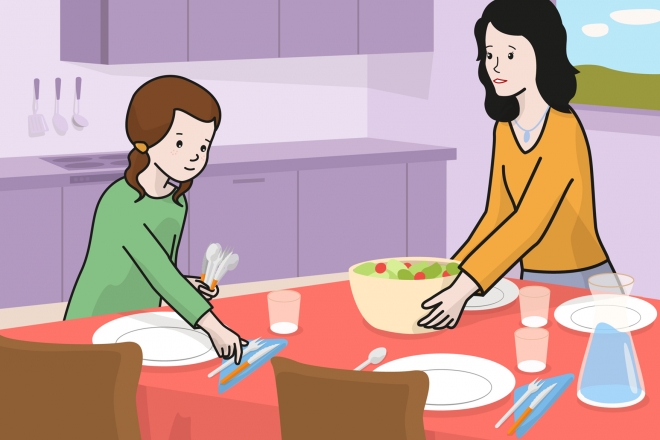 La niña ayuda a su madre a poner la mesa