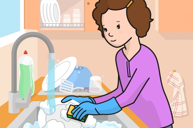 La niña friega los platos con agua y jabón