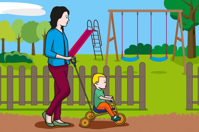 En la escena, se observa a un bebé, montado en un triciclo y acompañado de su madre, dirigiéndose al parque.