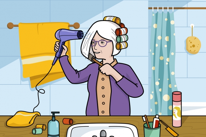La abuela se seca el pelo con el secador