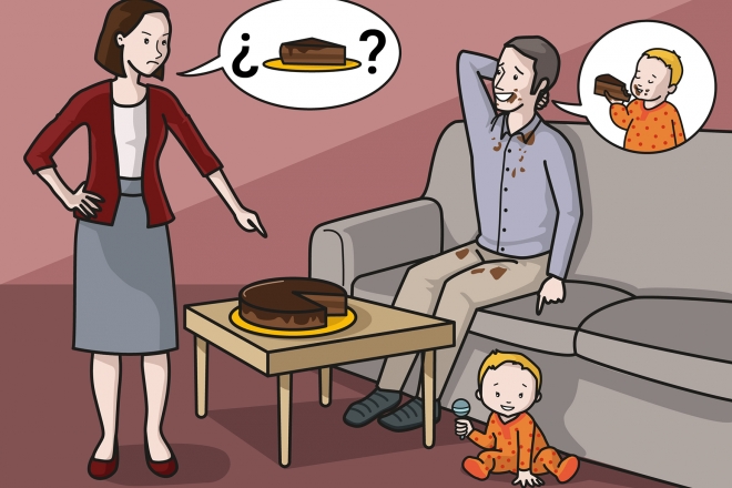 El papá ha comido un trozo de tarta, pero acusa al bebé de haberlo hecho 